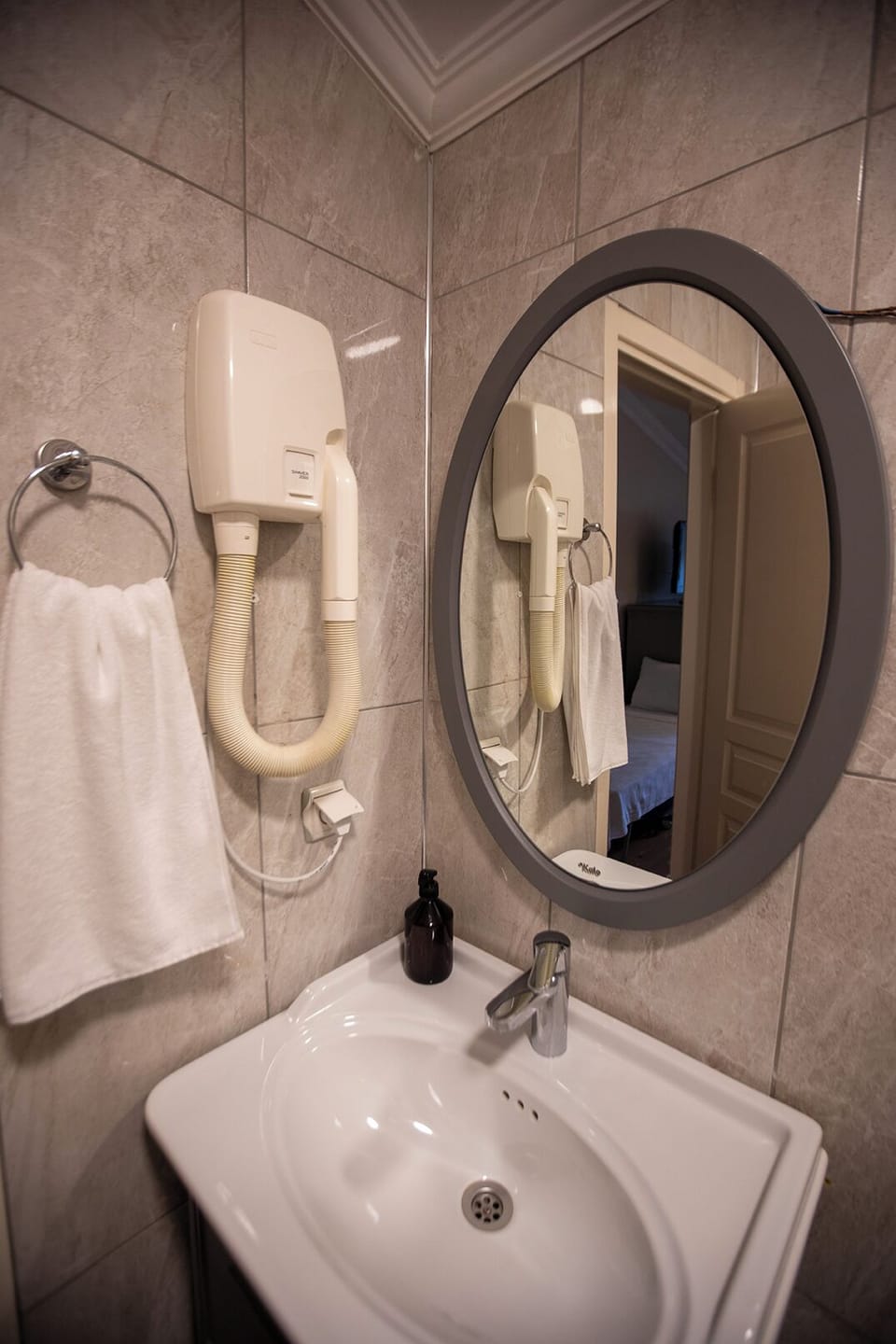 Combined shower/tub, deep soaking tub, free toiletries, hair dryer