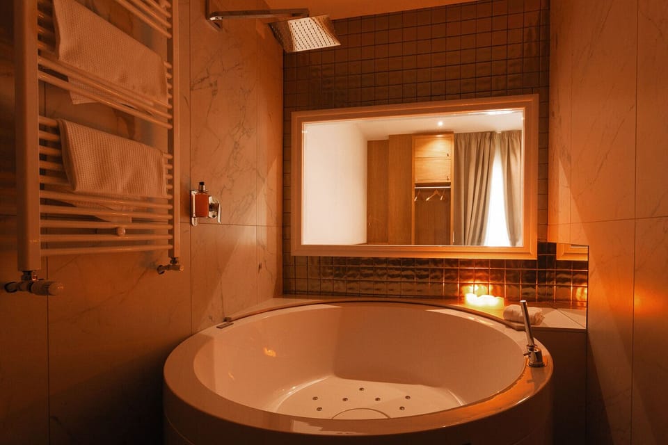 Shower, free toiletries, hair dryer, bidet