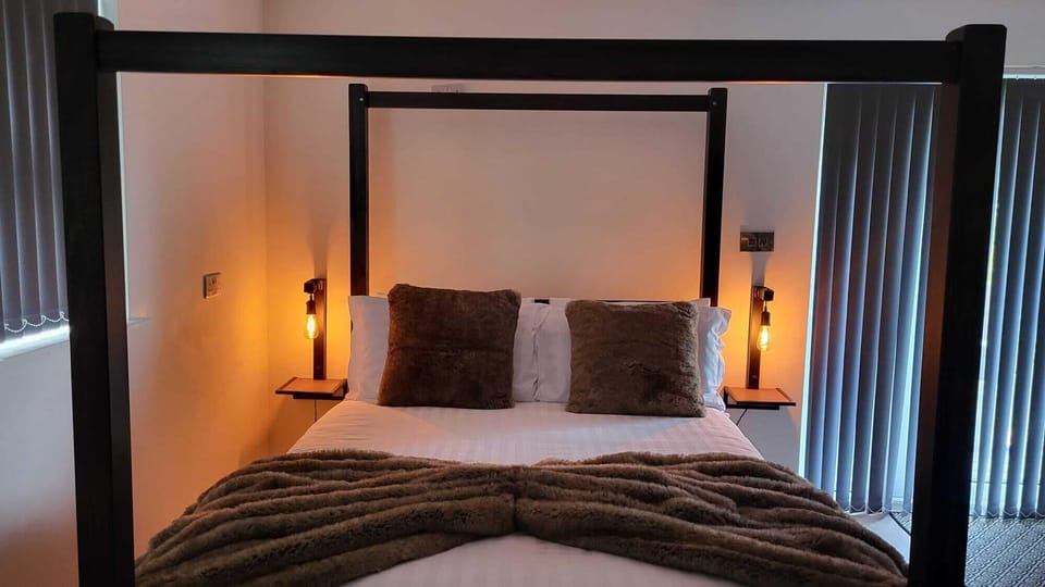 Family Cabin | Individually decorated, blackout drapes, iron/ironing board, free WiFi