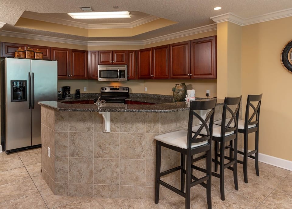 Wake up with morning coffee at the breakfast bar and get ready for a beach day in this stylish space