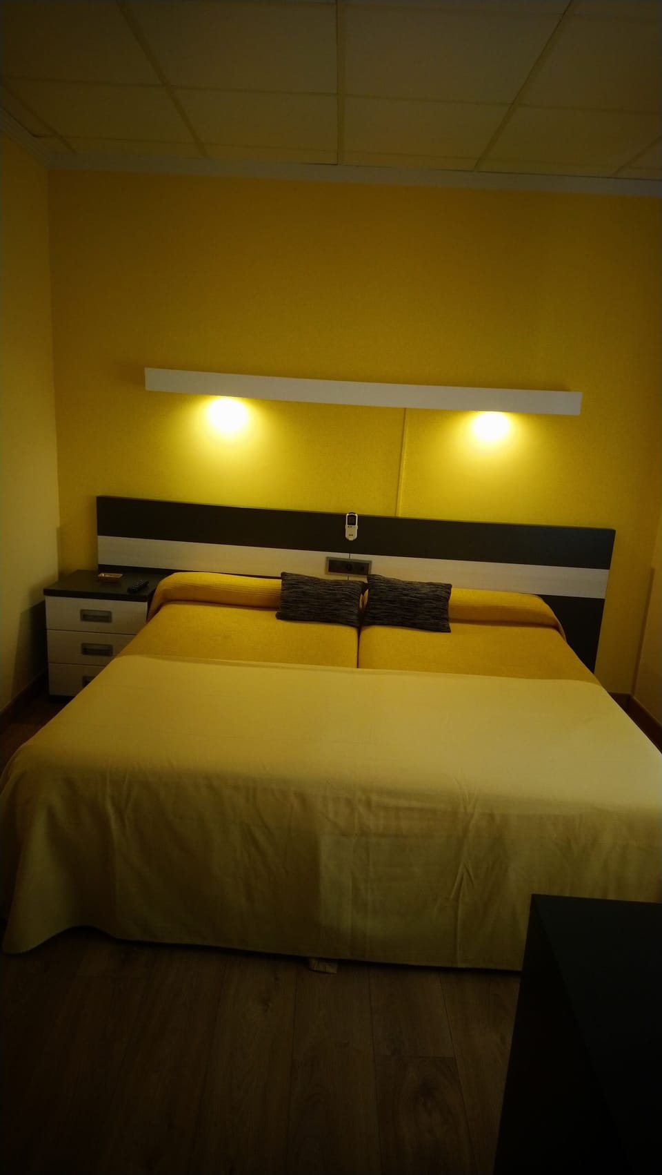 Twin Room | Desk, soundproofing, free cribs/infant beds, rollaway beds