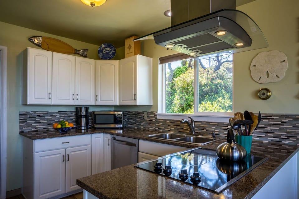 Stainless steel and granite counter-tops in the kitchen.