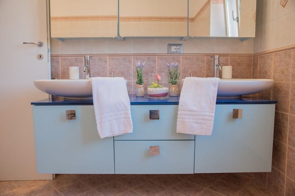 Superior Apartment, Kitchenette | Bathroom | Shower, free toiletries, hair dryer, bidet