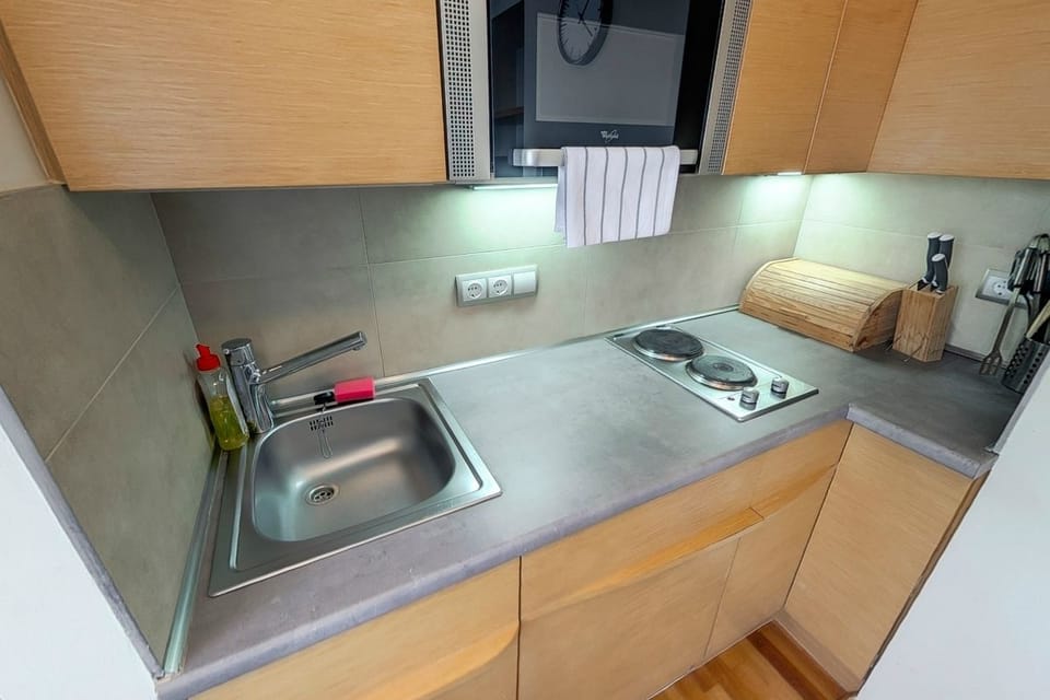 Deluxe Room, Lake View | Private kitchenette | Fridge, microwave, stovetop, highchair