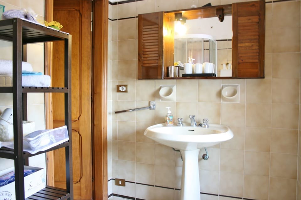 Villa, 4 Bedrooms | Bathroom sink