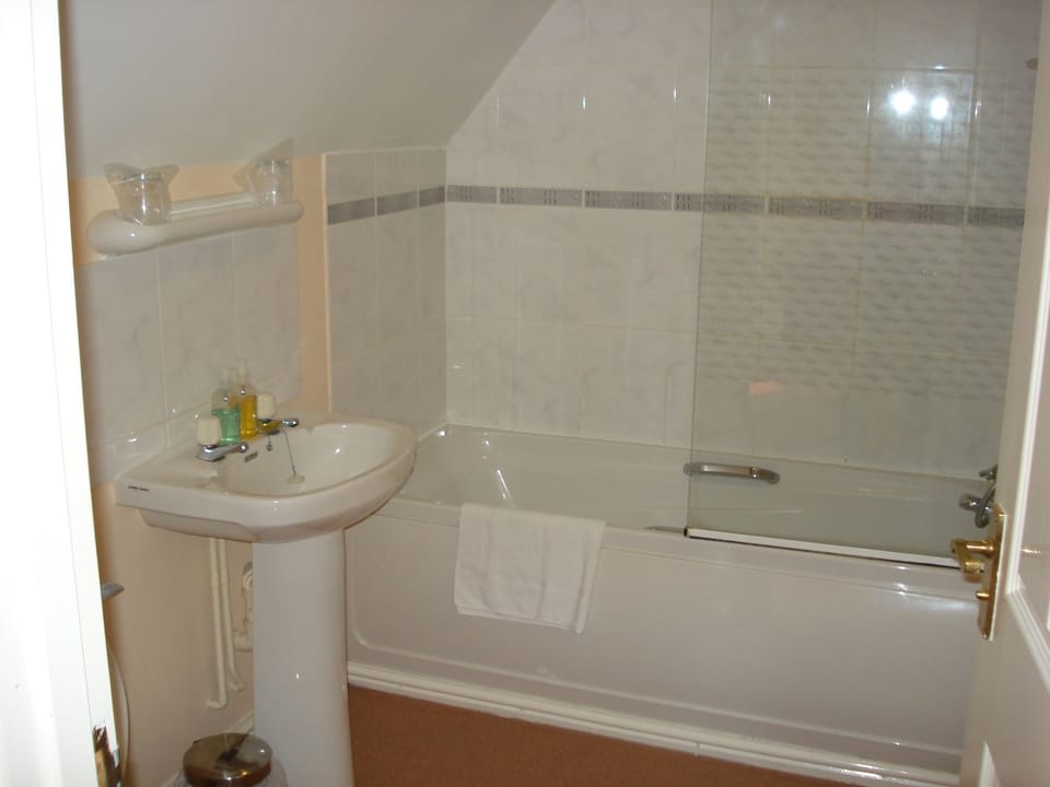 Combined shower/tub, free toiletries, hair dryer, towels