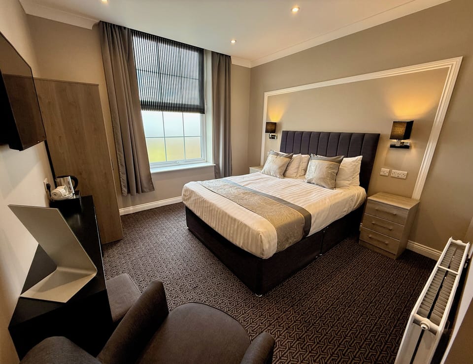 Superior Double Room, 1 King Bed, Accessible | In-room safe, iron/ironing board, free WiFi, bed sheets