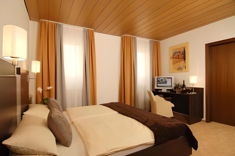 Suite | Minibar, in-room safe, desk, iron/ironing board