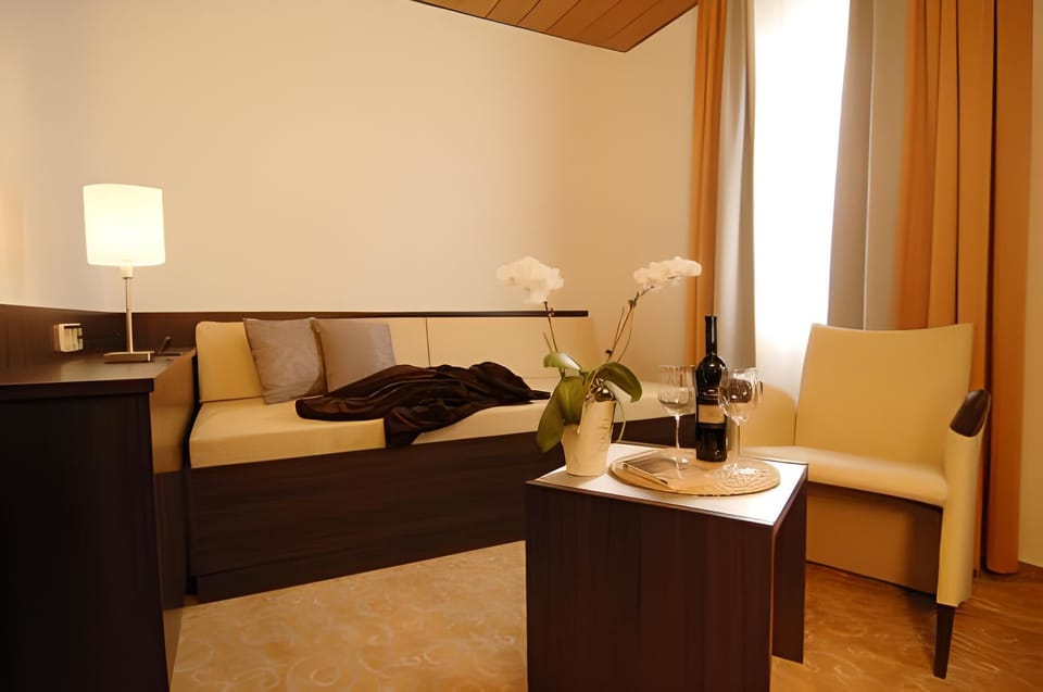 Suite | Living area | Flat-screen TV