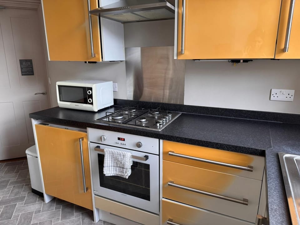 Apartment, Ensuite (Room 14) | Shared kitchen | Highchair