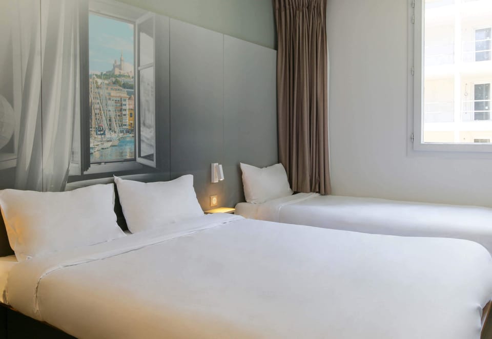 Triple Room, Non Smoking | Desk, soundproofing, free WiFi, bed sheets
