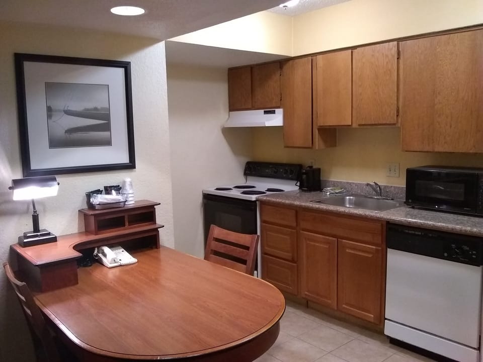 Coffee/tea maker, full-size fridge, microwave, oven