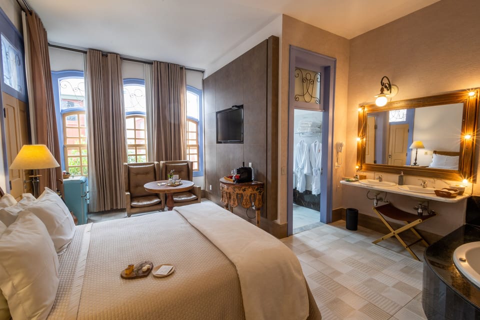 Luxury Suite | Minibar, in-room safe, blackout drapes, iron/ironing board
