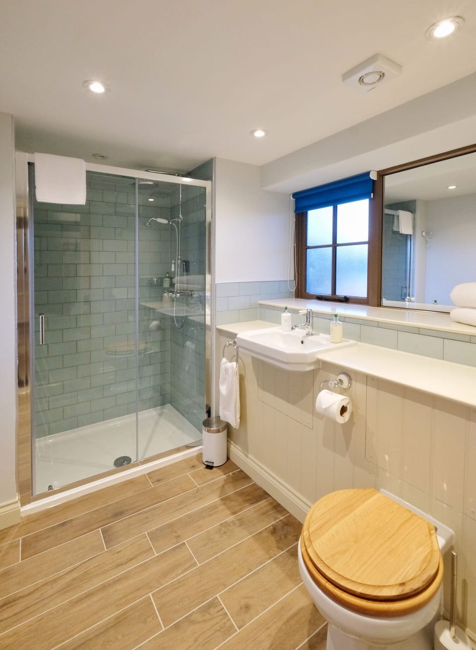 Deluxe Twin Room, Ensuite, Garden View | Bathroom | Rainfall showerhead, free toiletries, hair dryer, towels