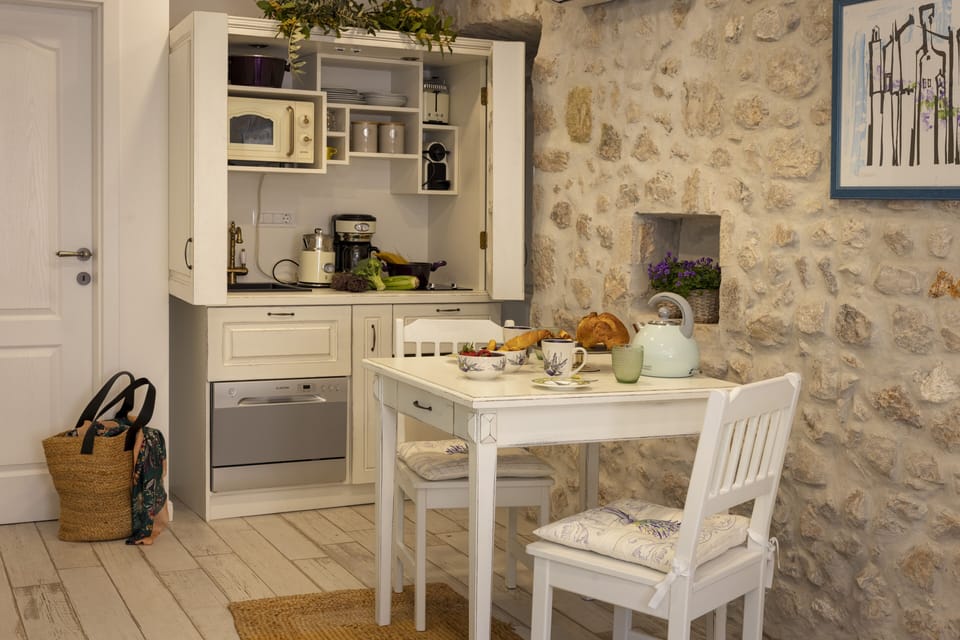 Deluxe Studio Suite, 1 Queen Bed, City View | Private kitchen | Eco-friendly cleaning products