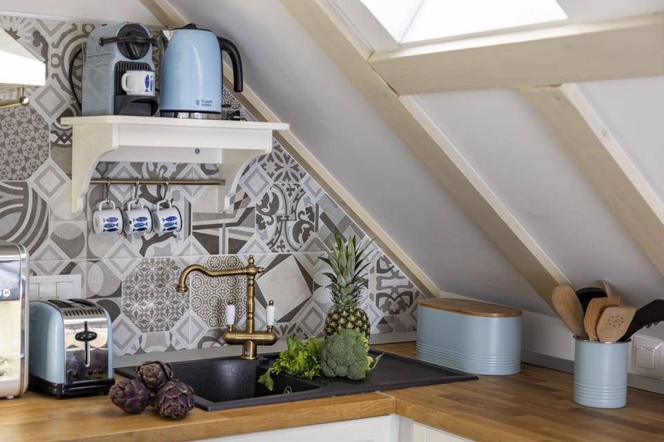 Deluxe Suite, 1 Bedroom, City View | Private kitchen | Eco-friendly cleaning products