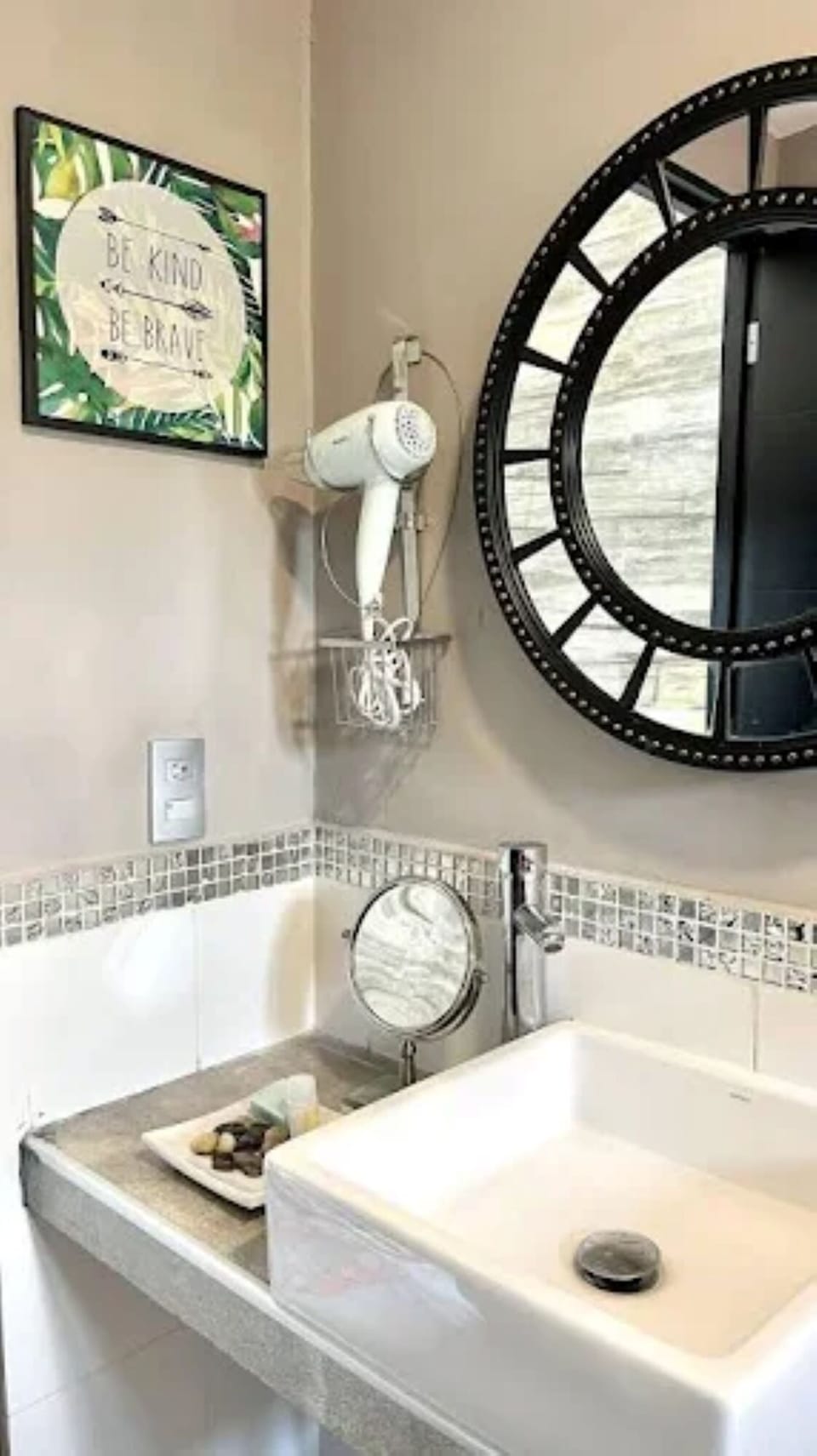 Standard Room, 1 King Bed | Bathroom | Shower, free toiletries, hair dryer, towels