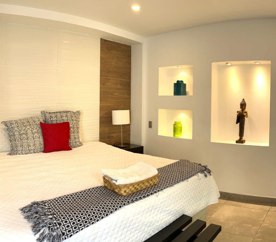 Standard Room, 1 King Bed | Premium bedding, down comforters, in-room safe, desk