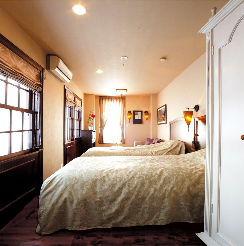 Twin Room with Shared Bathroom, Smoking | Free WiFi, bed sheets