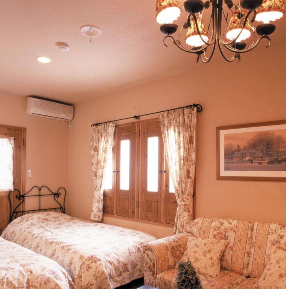 Twin Room with Shared Bathroom, Non Smoking | Free WiFi, bed sheets