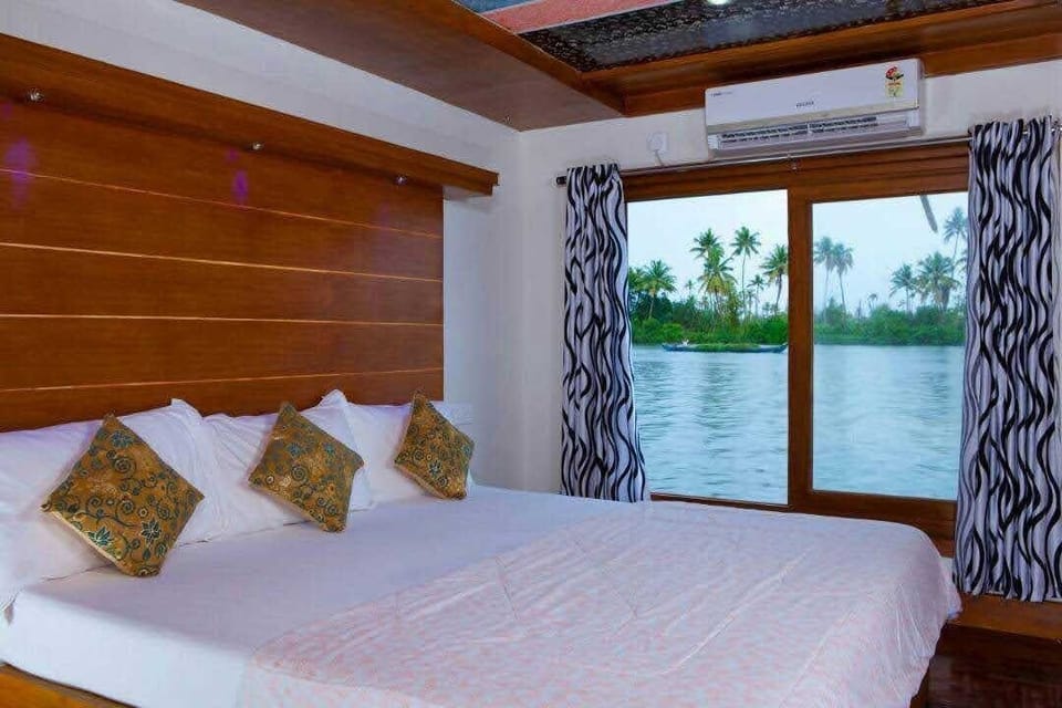 7 Bedroom Deluxe Houseboat | Premium bedding, desk, rollaway beds, free WiFi