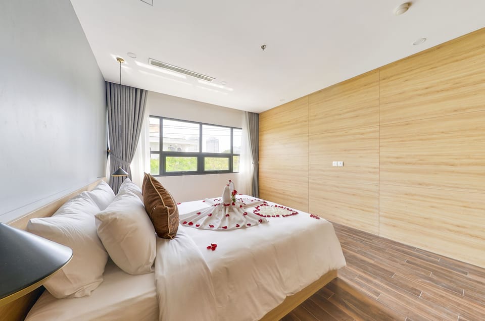 Premier Residence | Desk, blackout drapes, soundproofing, WiFi (free)