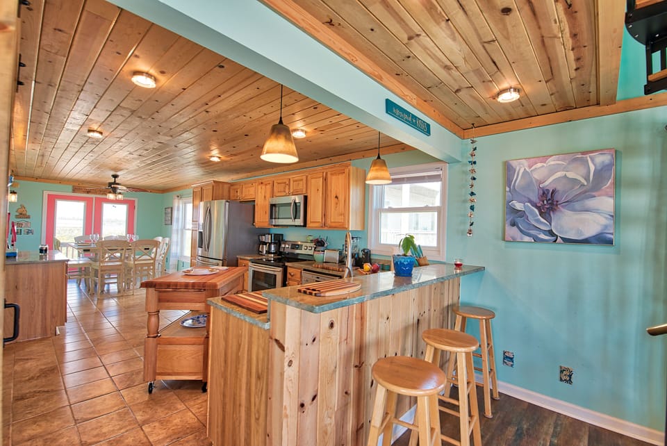 Kitchen with raised Breakfast Bar, great for hanging out and help the Chef !! 