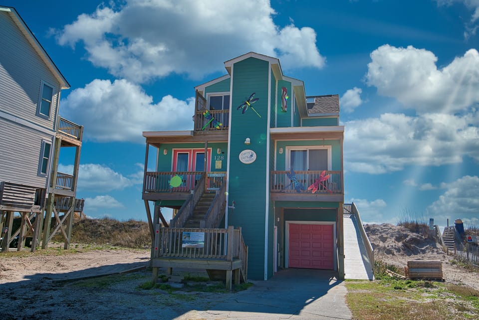 Welcome to Larry's Lazy Susan , right on the beach, great views !! 