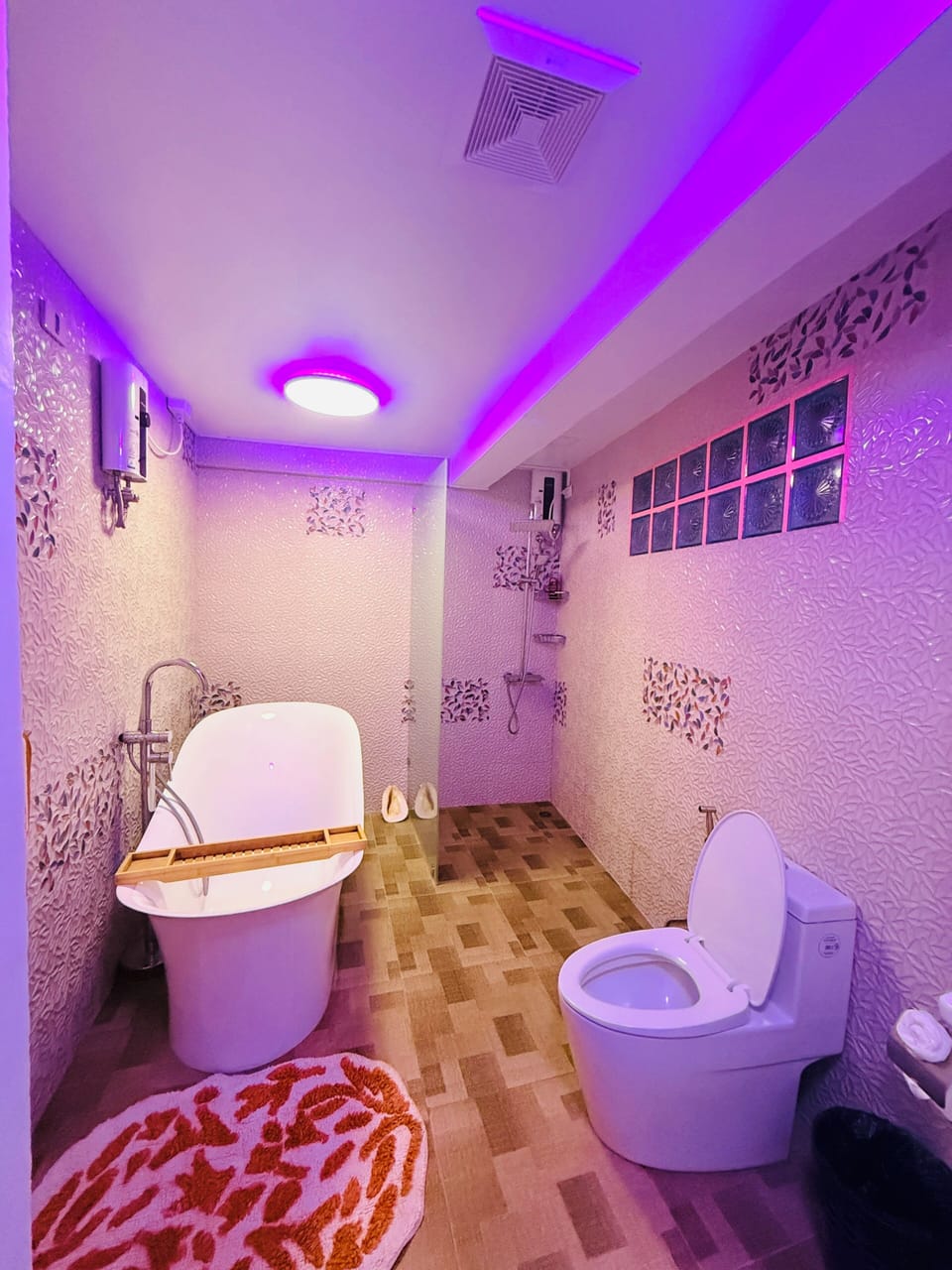 Deluxe Purple Room | Bathroom | Shower, hair dryer, bidet, towels
