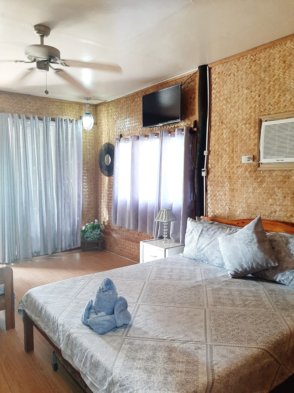 Family Room | Minibar, in-room safe, desk, soundproofing