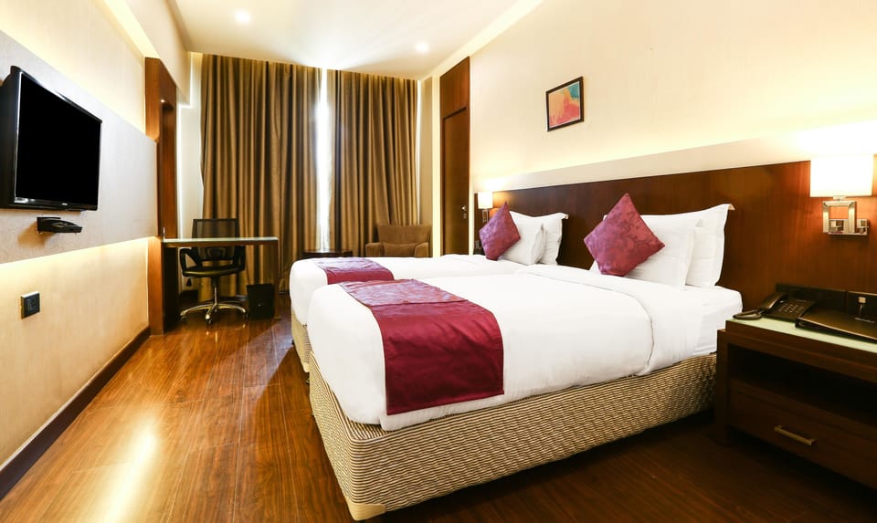 Deluxe Room | Desk, iron/ironing board, rollaway beds, free WiFi