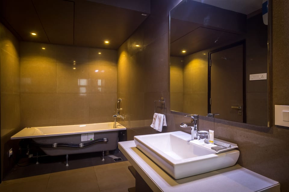 Grand Suite, Bathtub, City View | Bathroom | Free toiletries, towels