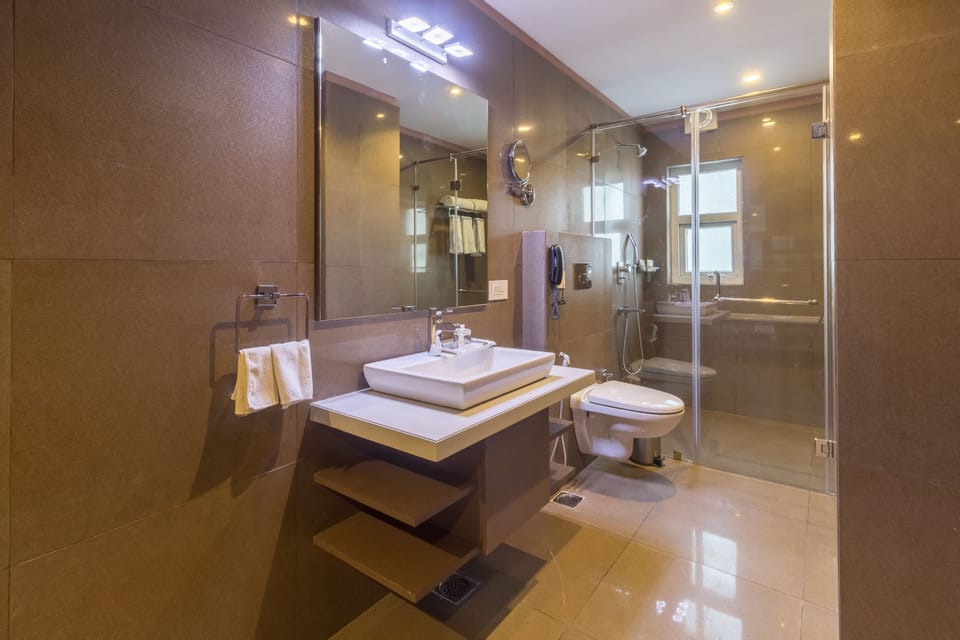 Fresca Room | Bathroom | Free toiletries, towels
