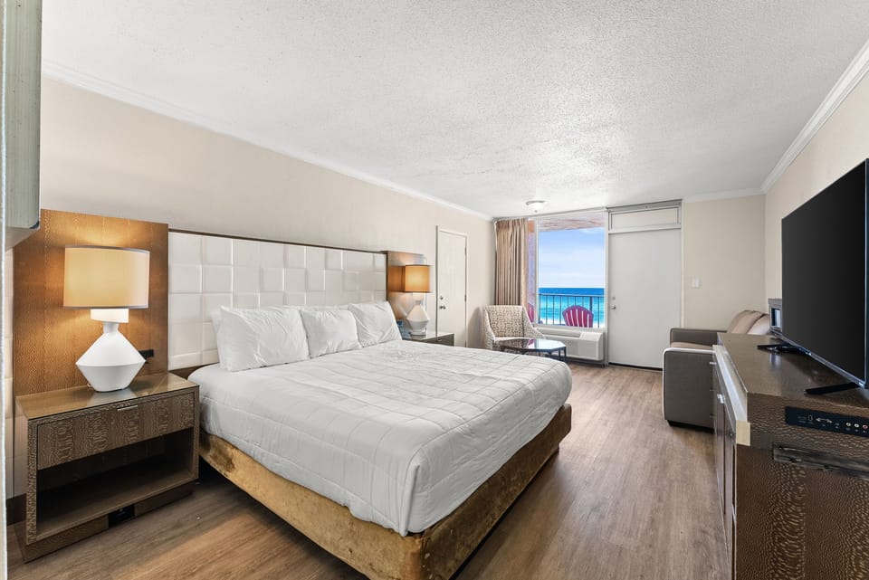 Combined shower/tub, free toiletries, towels