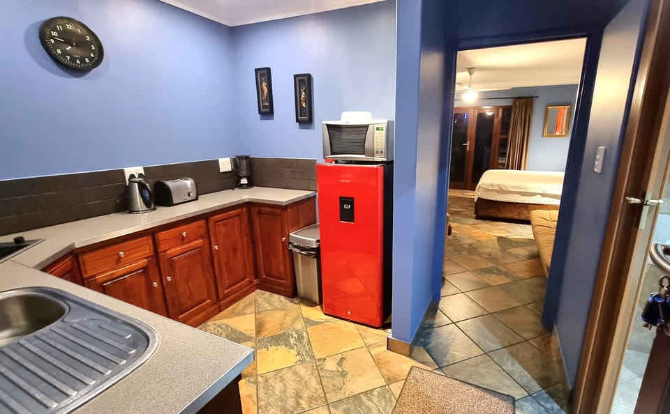 Deluxe Self catering - Room 4 - Family | Private kitchenette | Shared fridge, microwave, coffee/tea maker, electric kettle