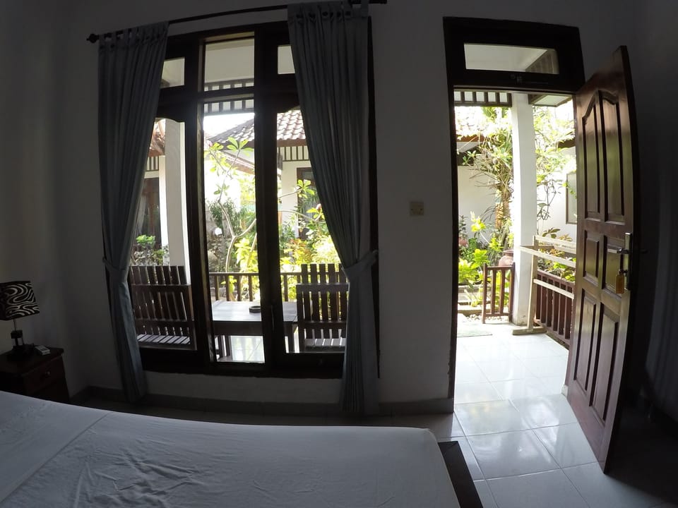 Desk, rollaway beds (surcharge)