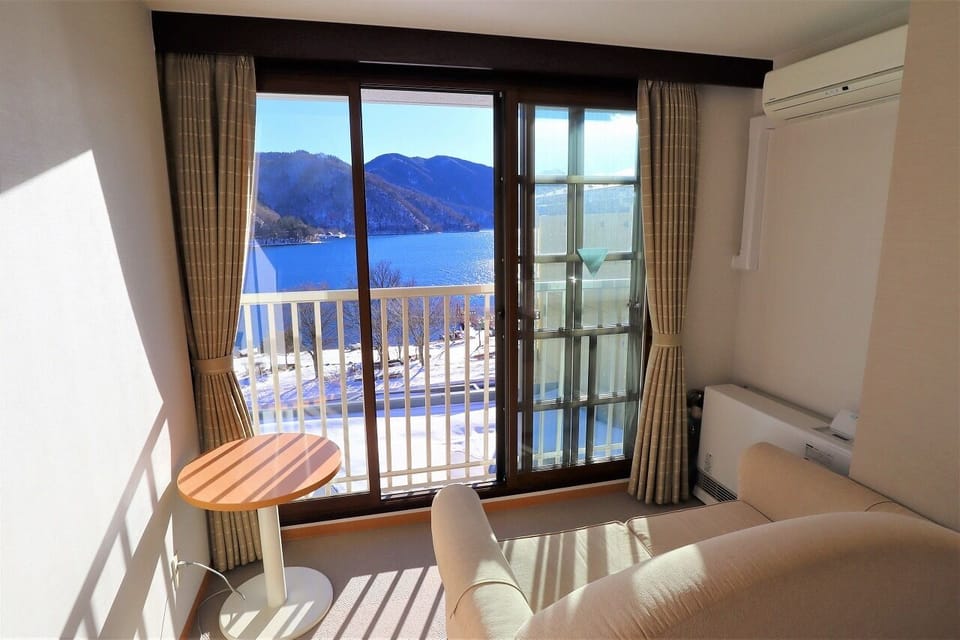 Standard Twin Room | In-room safe, desk, soundproofing, free WiFi