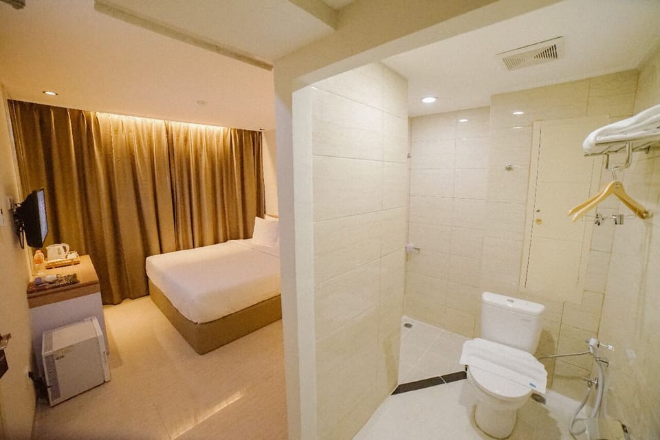 Shower, free toiletries, towels