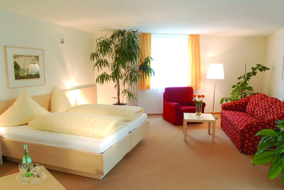 Premium bedding, in-room safe, desk, blackout drapes