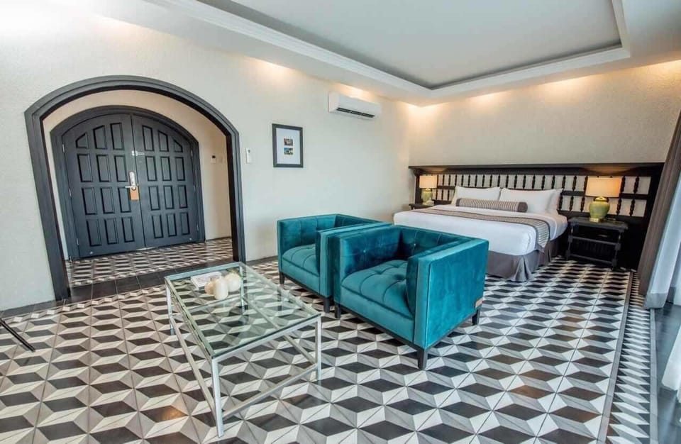 Suite King | In-room safe, desk, soundproofing, iron/ironing board