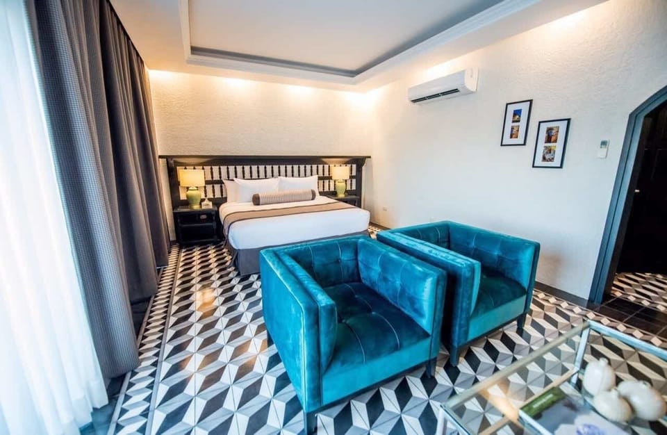 Suite King, Balcony | In-room safe, desk, soundproofing, iron/ironing board
