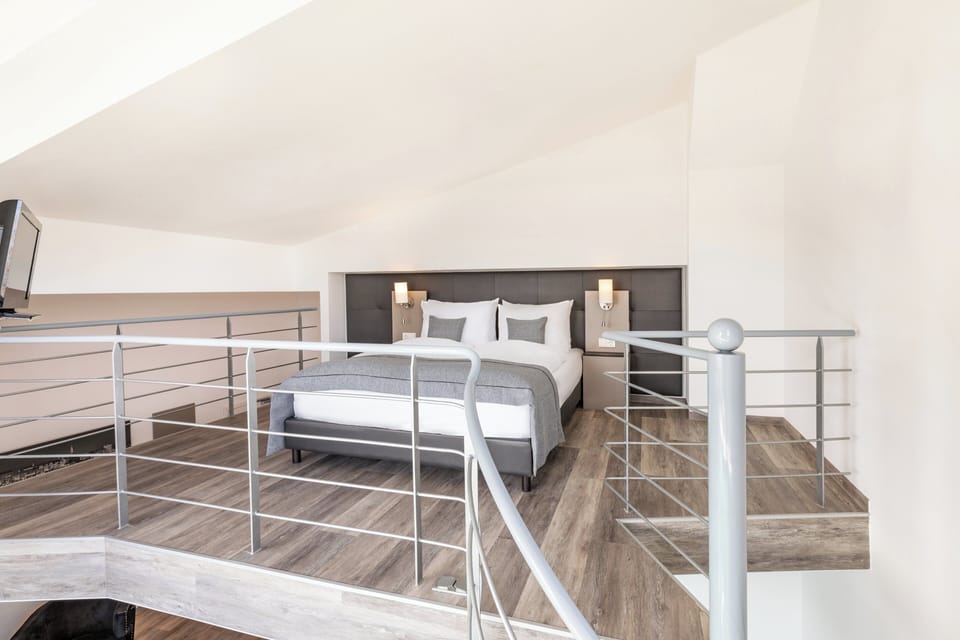 Hypo-allergenic bedding, in-room safe, desk, soundproofing