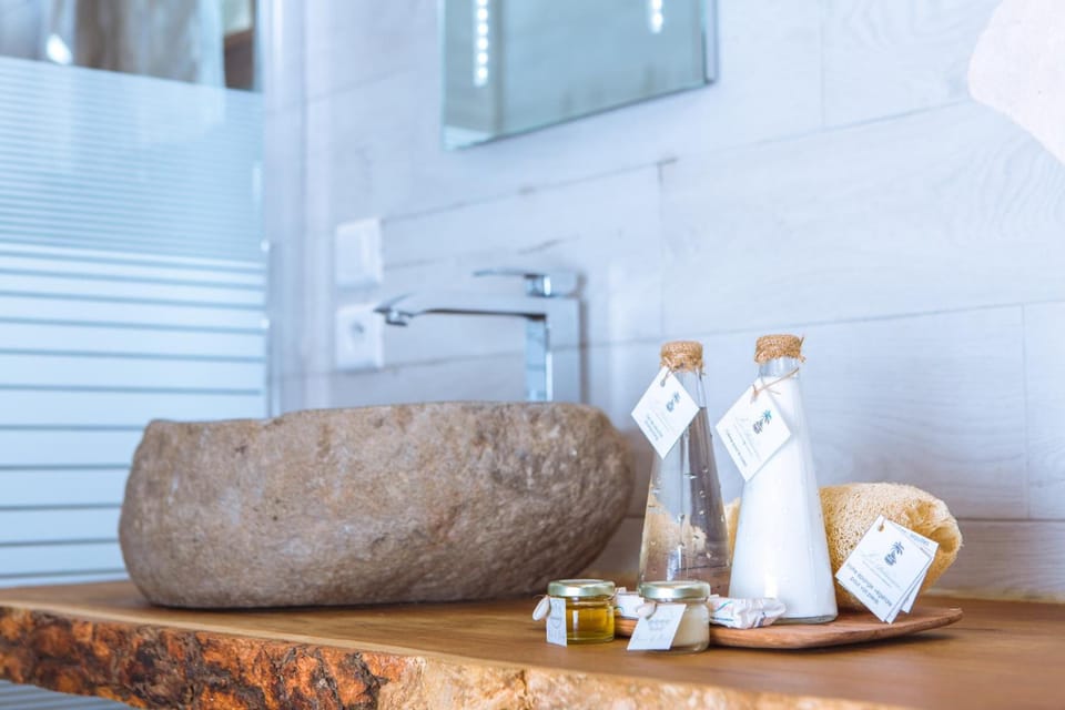 Shower, rainfall showerhead, free toiletries, bathrobes