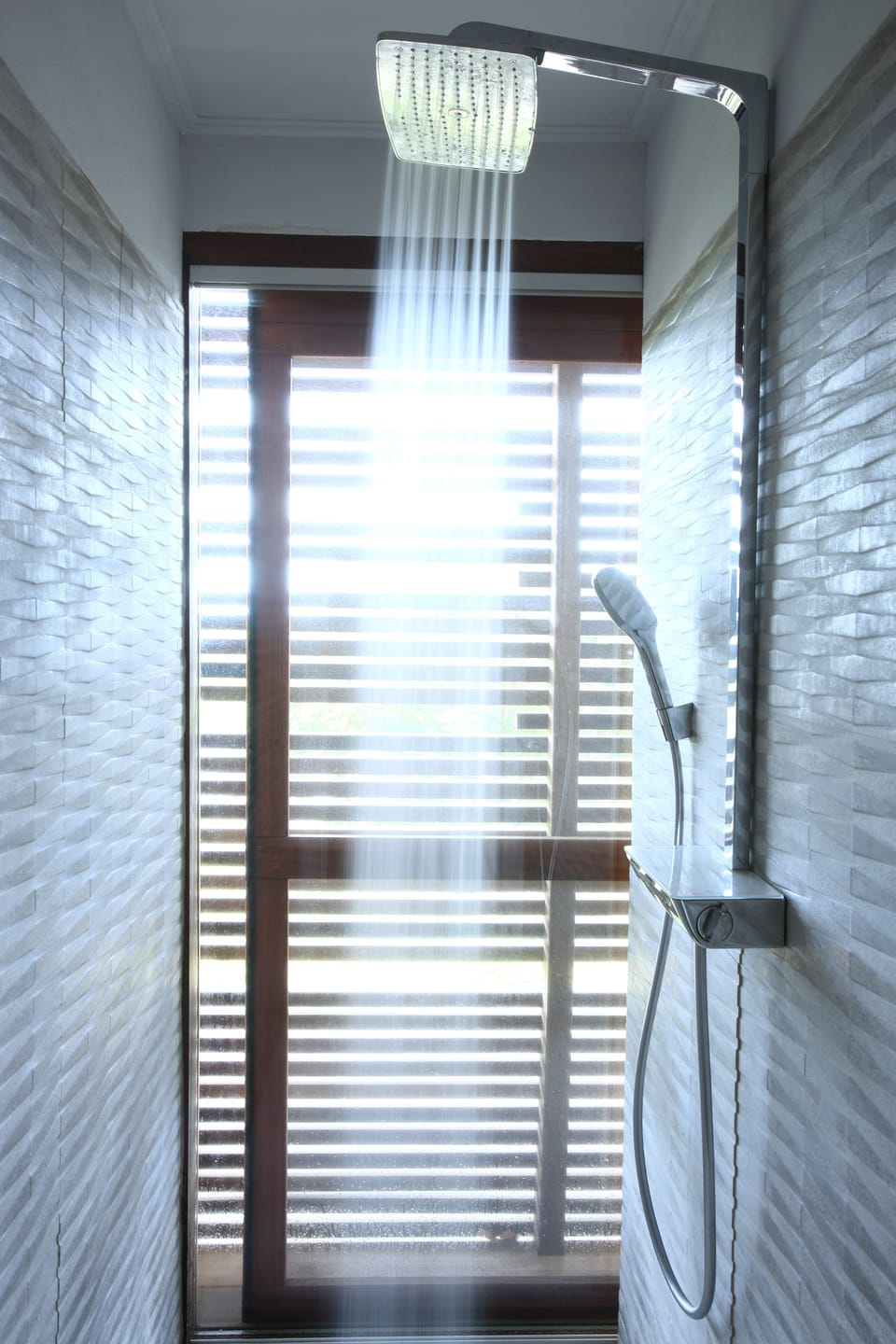 Shower, rainfall showerhead, free toiletries, bathrobes
