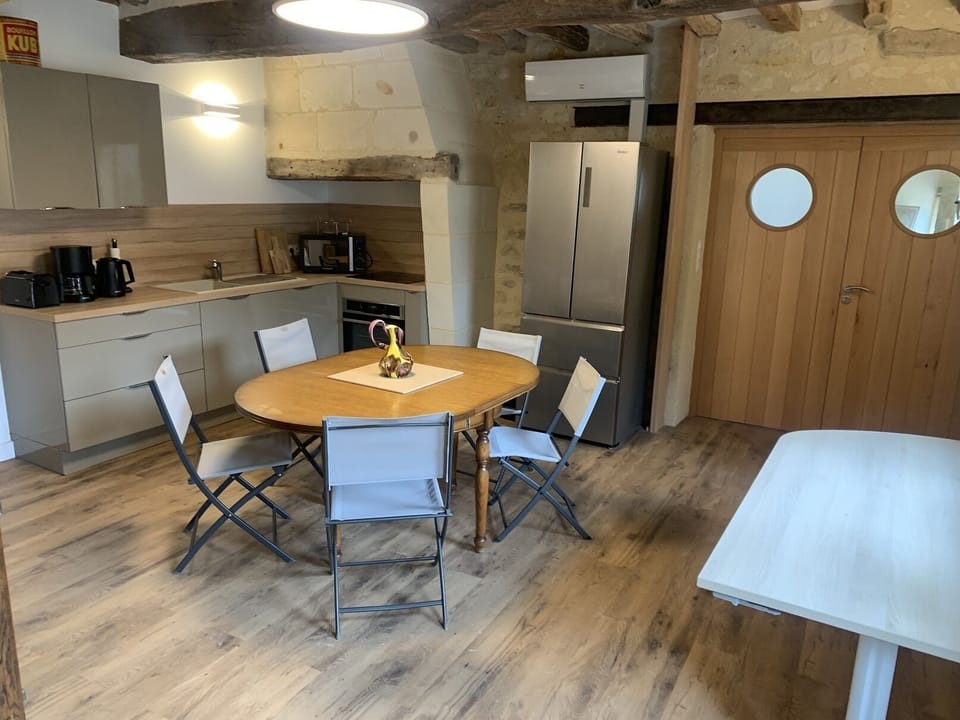 Comfort Cottage, Private Bathroom, Courtyard View | Shared kitchen | Highchair
