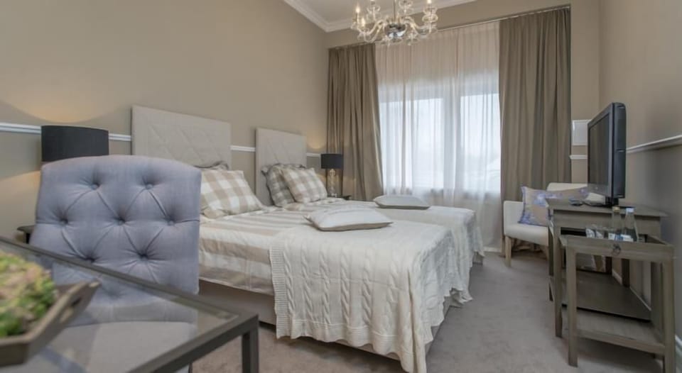 Classic Twin Room | In-room safe, iron/ironing board, WiFi (free)