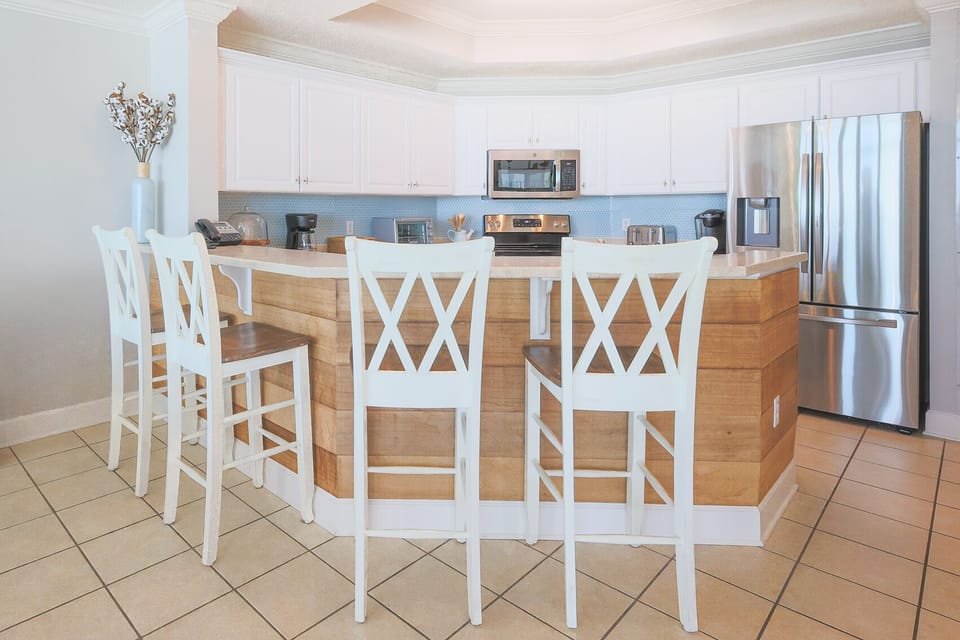 Sip your morning coffee at the breakfast bar and get ready for a beach day in this stylish space