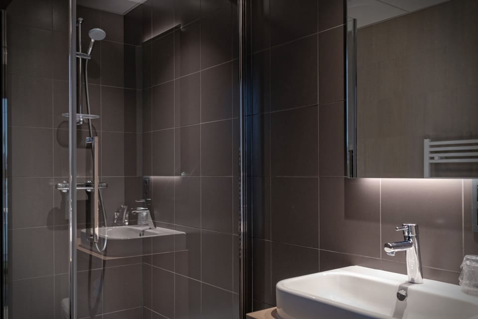 Shower, towels