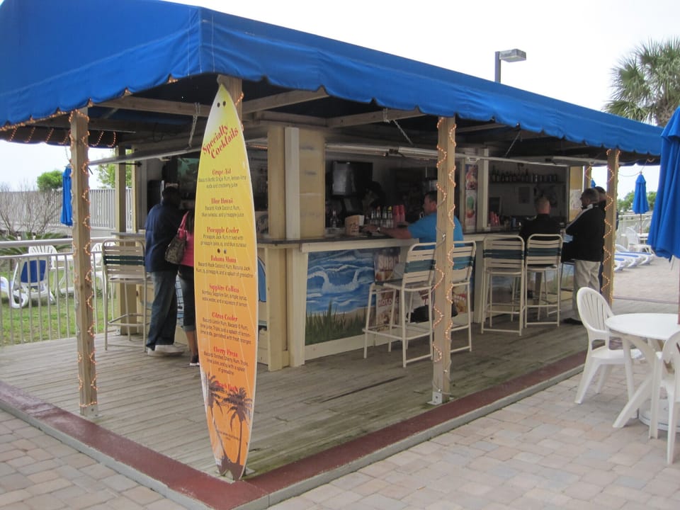 Bar & restaurant at the pool.