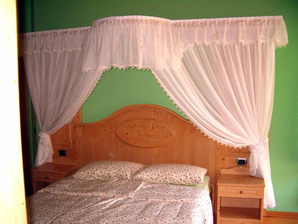 Family Room | Desk, soundproofing, free WiFi